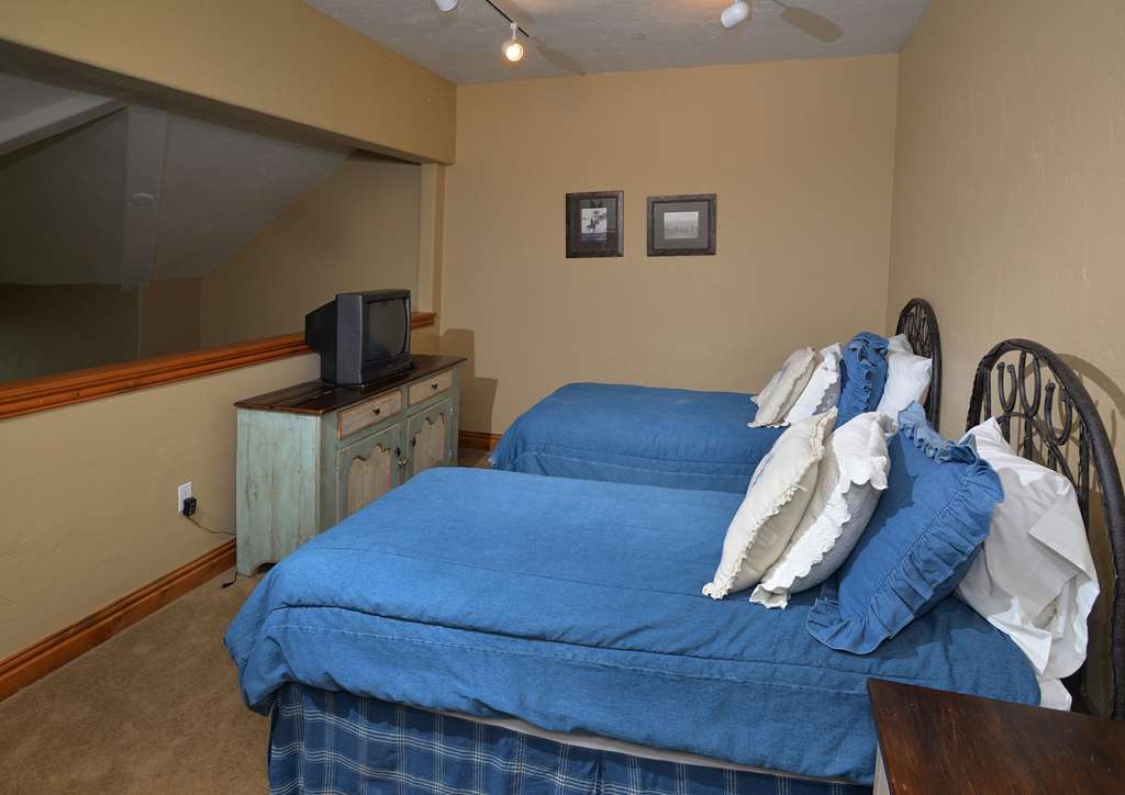 Lodge At Brookside Avon Village Room photo