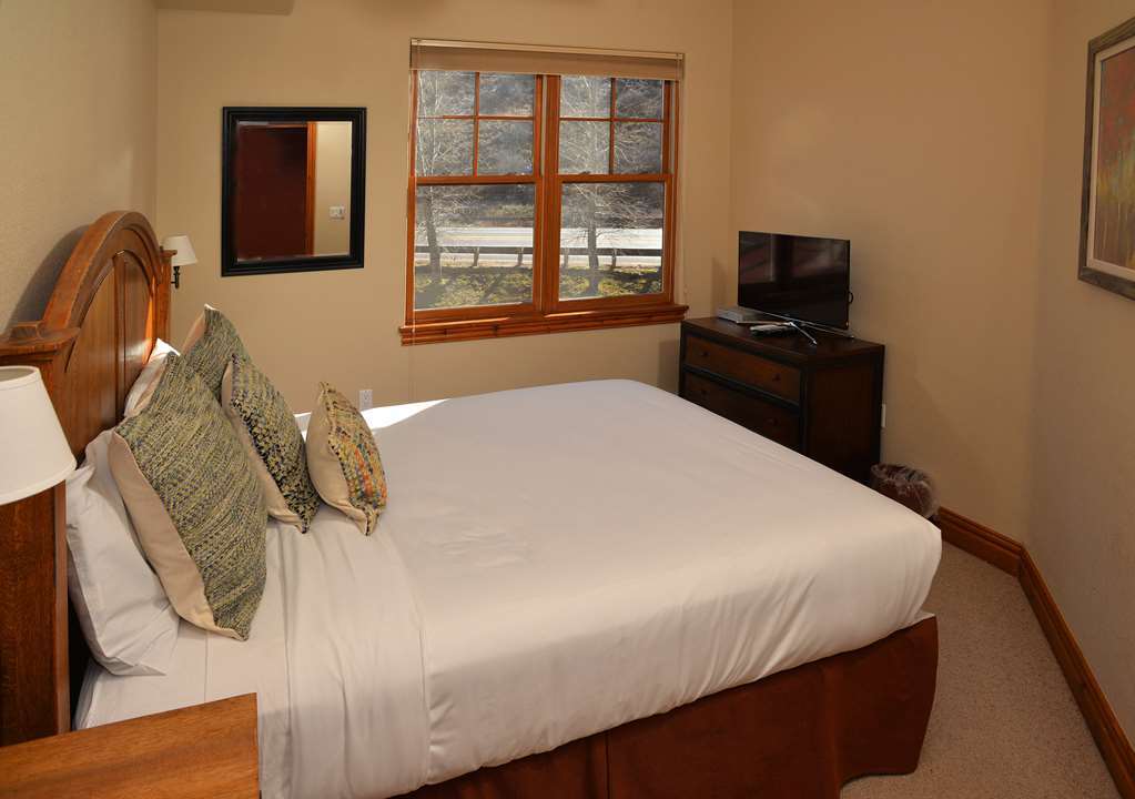 Lodge At Brookside Avon Village Room photo