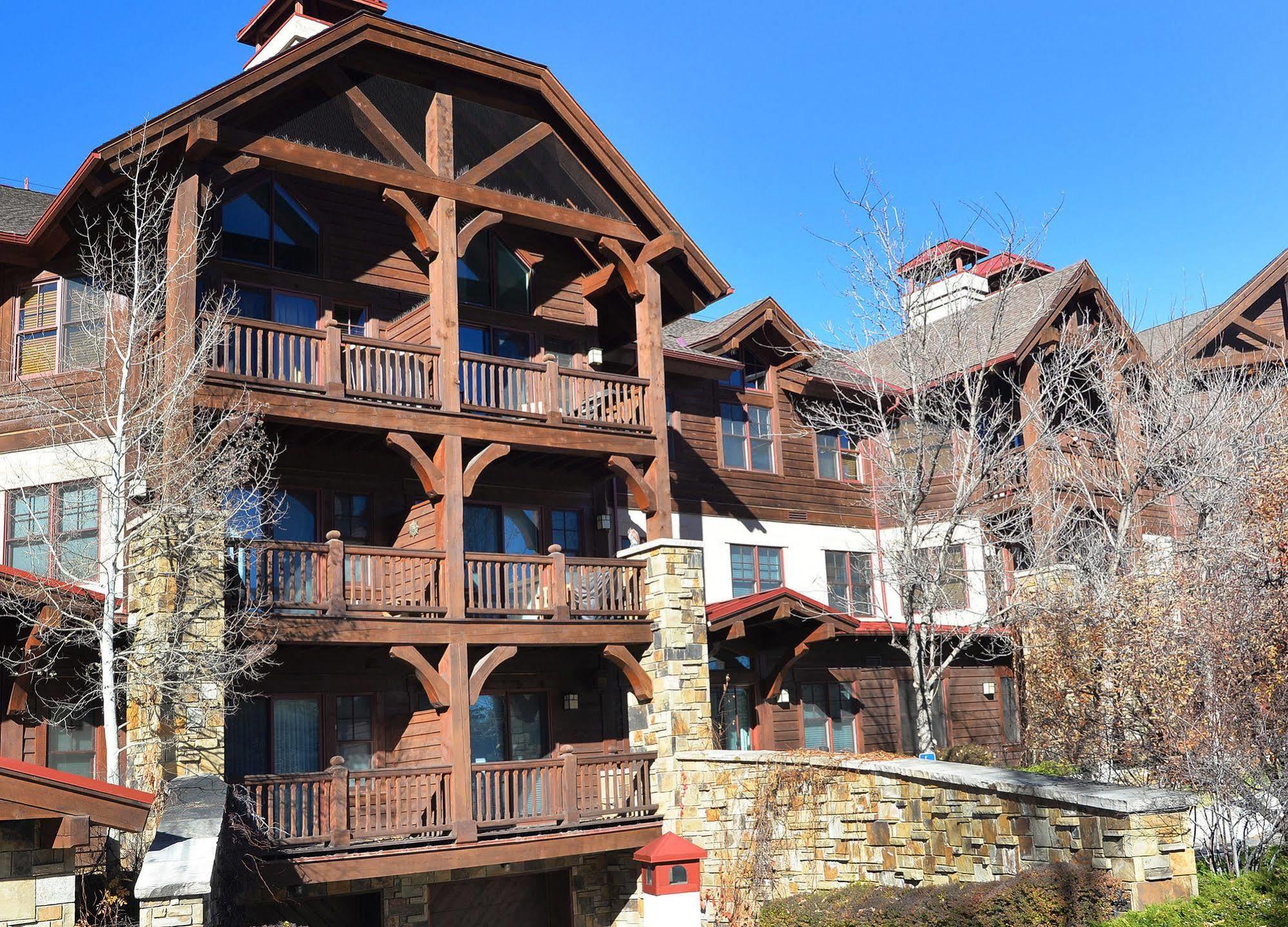 Lodge At Brookside Avon Village Exterior photo