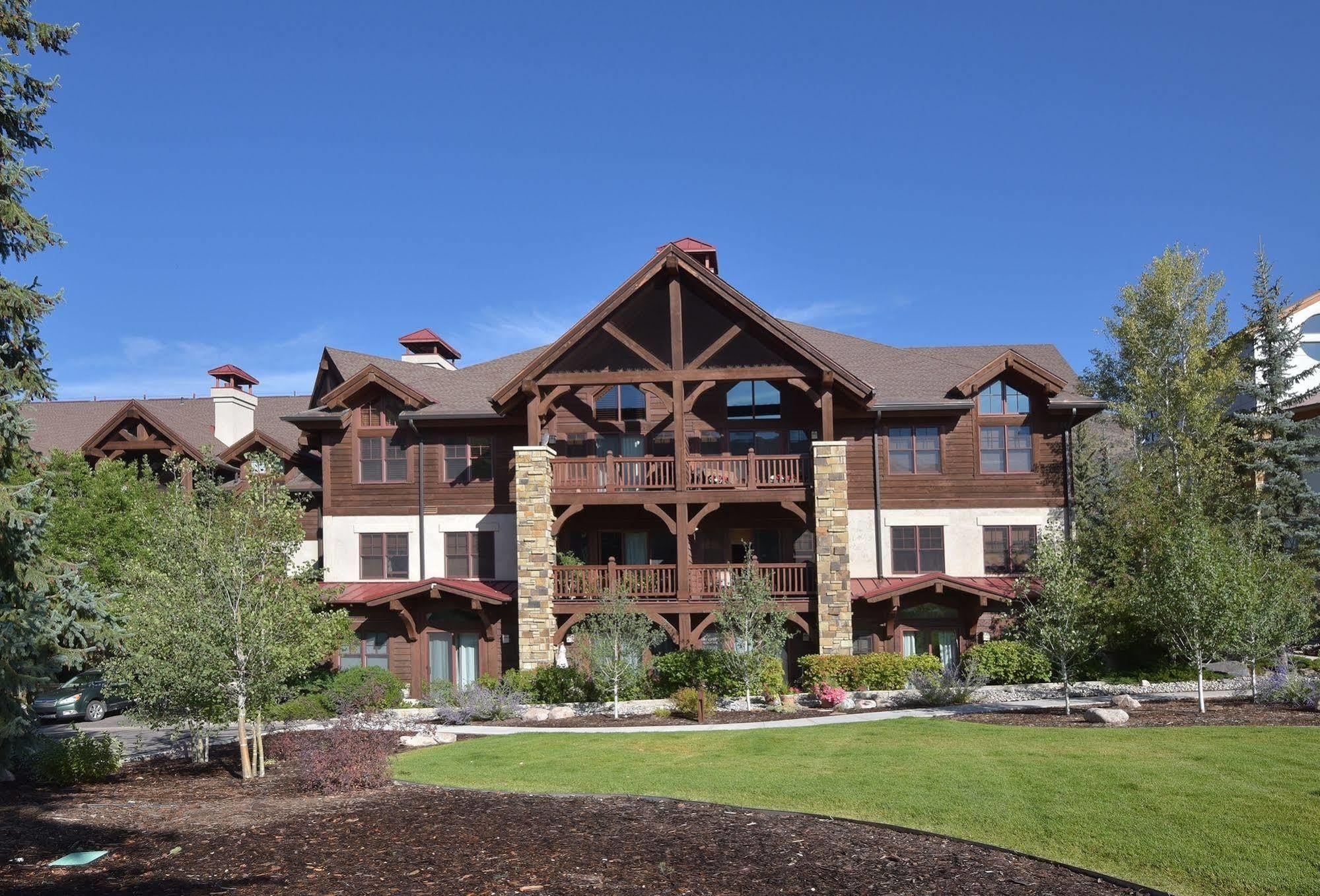 Lodge At Brookside Avon Village Exterior photo