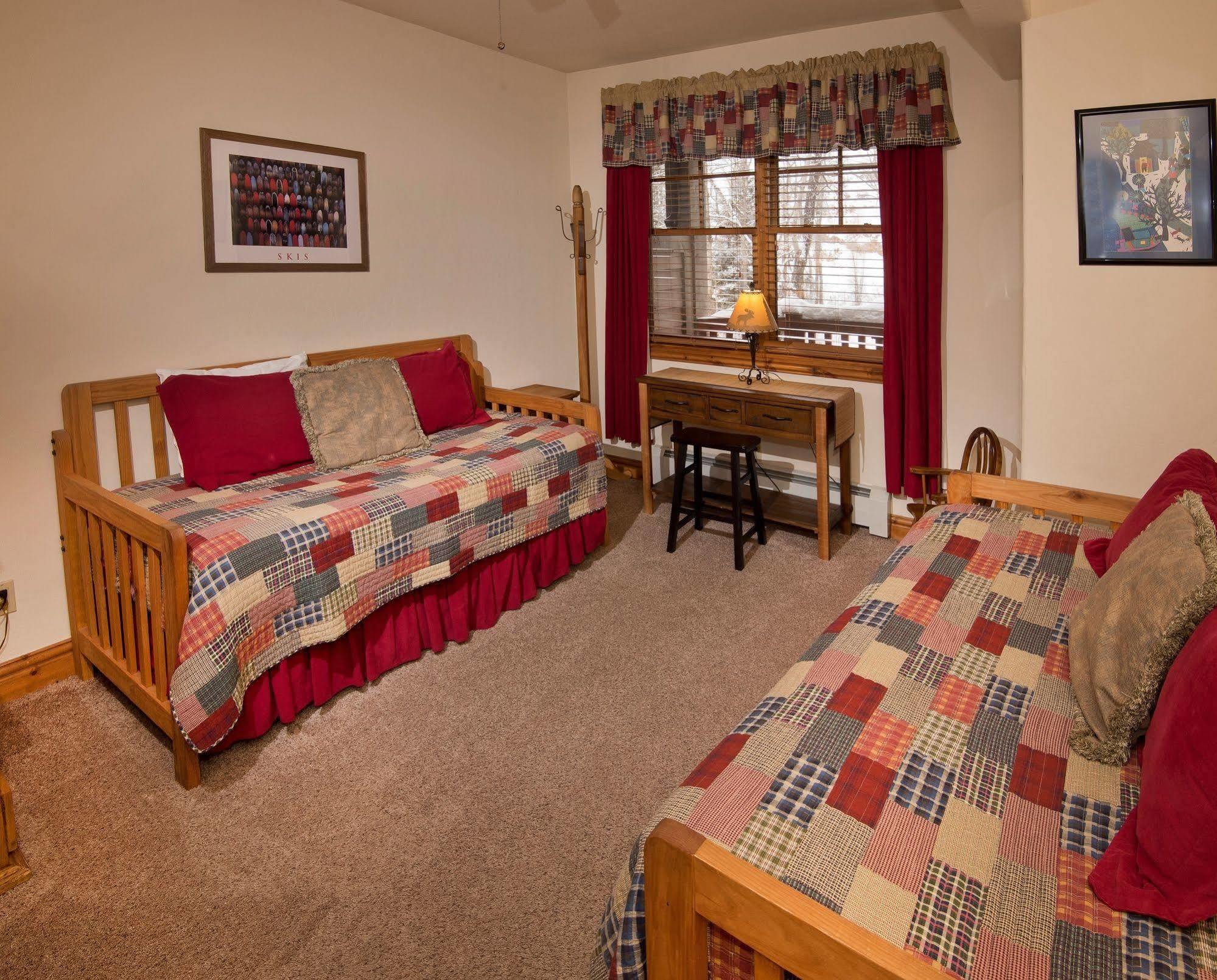 Lodge At Brookside Avon Village Exterior photo